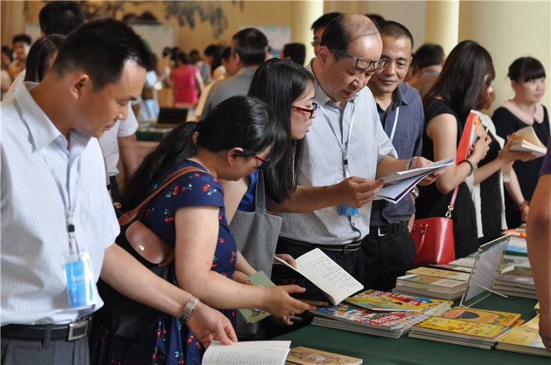 山東出版?zhèn)髅焦煞萦邢薰緝?nèi)容圖片展示