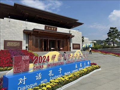 山東出版?zhèn)髅焦煞萦邢薰? /></a>
                                        <h3><a href="http://www.myxsyy.com/News/4/20/NewsDetail_5305_1.html" title="精準施訓(xùn)助力編輯成長，知識賦能激發(fā)青年活力——入職1-3年青年編輯培訓(xùn)班成功舉辦" target="_blank">精準施訓(xùn)助力編輯成長，知識賦能激發(fā)青年活力</a></h3>
                                        <p class="newsinfo">
                                            為進一步加強編輯人才隊伍建設(shè)，助力青年編輯快速成長成才，股份公司人力資源部于8月26日-8月30日成功舉辦“賦能新青年 引領(lǐng)新成長”入職1-3年青年編輯培訓(xùn)班。來自11家出版單位的81名青年編輯參加培訓(xùn)，內(nèi)蒙古出版集團第二批掛職人員主動參與學(xué)習(xí)。…
                                        </p>
                                    </li>
                                    
                                </ul>
                            </div>
                            <div   id="bjbpzxp"   class="pagelist">
                                <ul><li id="bjbpzxp"    class=